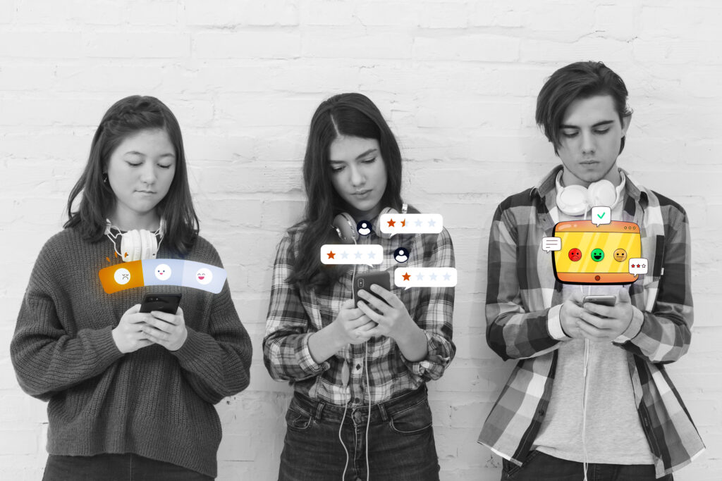 Jovens usando smartphones enquanto interagem com avaliações digitais, representando a influência das redes sociais na juventude e a importância de vídeos evangelísticos para TikTok.